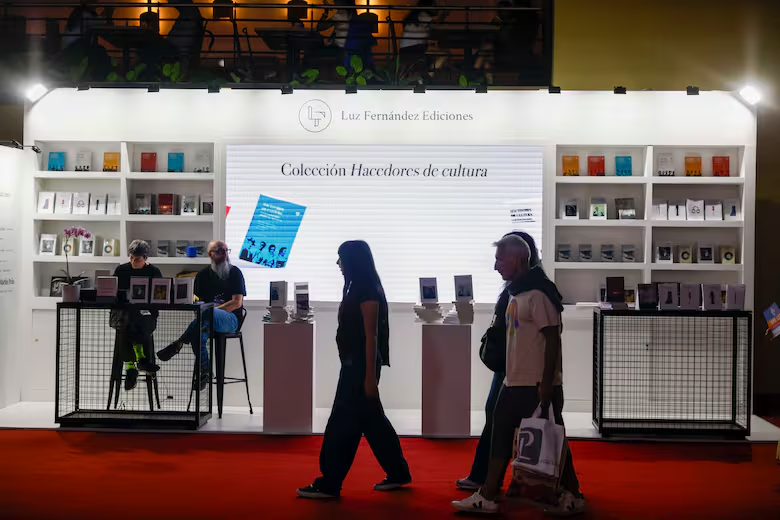 Luz Fernández Ediciones en la 50° Feria del Libro: mención en La Nación